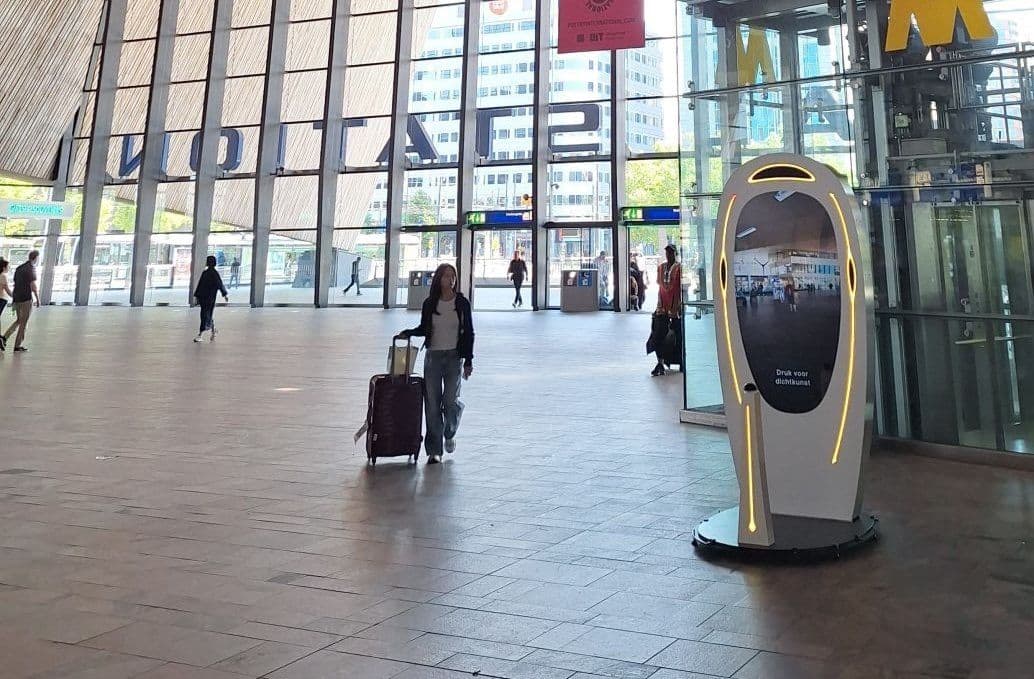 TrendWatching: AI-powered Poetry Booth Finds Platform at Rotterdam Central Station